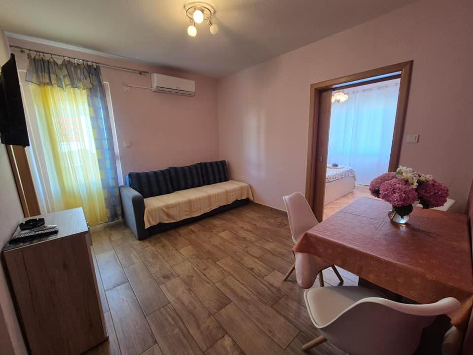 Apartments Velinka Mundanije Bagian luar foto
