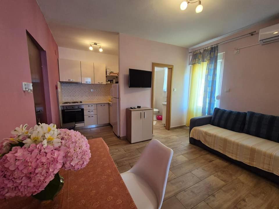 Apartments Velinka Mundanije Bagian luar foto