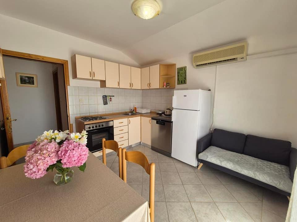 Apartments Velinka Mundanije Bagian luar foto
