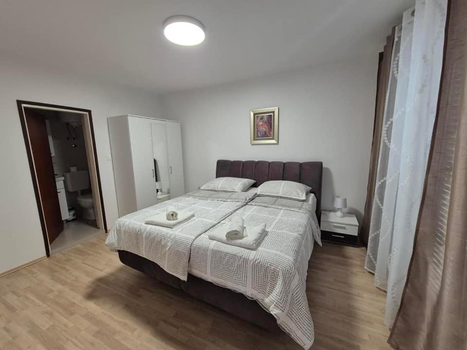 Apartments Velinka Mundanije Bagian luar foto