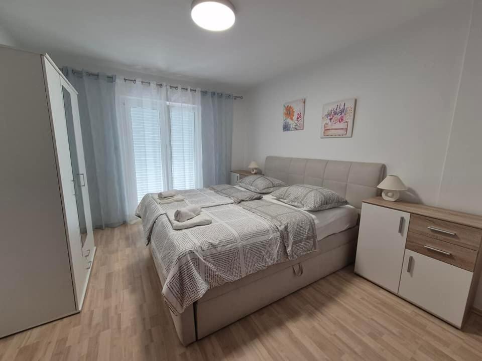 Apartments Velinka Mundanije Bagian luar foto
